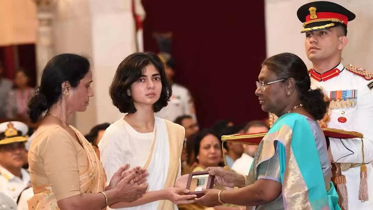 అమరవీరుడు కెప్టెన్ అన్షుమన్ భార్యపై అనుచిత వ్యాఖ్యలు.. జాతీయ మహిళా కమిషన్ సీరియస్ అమరవీరుడు కెప్టెన్ అన్షుమన్ భార్యపై అనుచిత వ్యాఖ్యలు.. జాతీయ మహిళా కమిషన్ సీరియస్