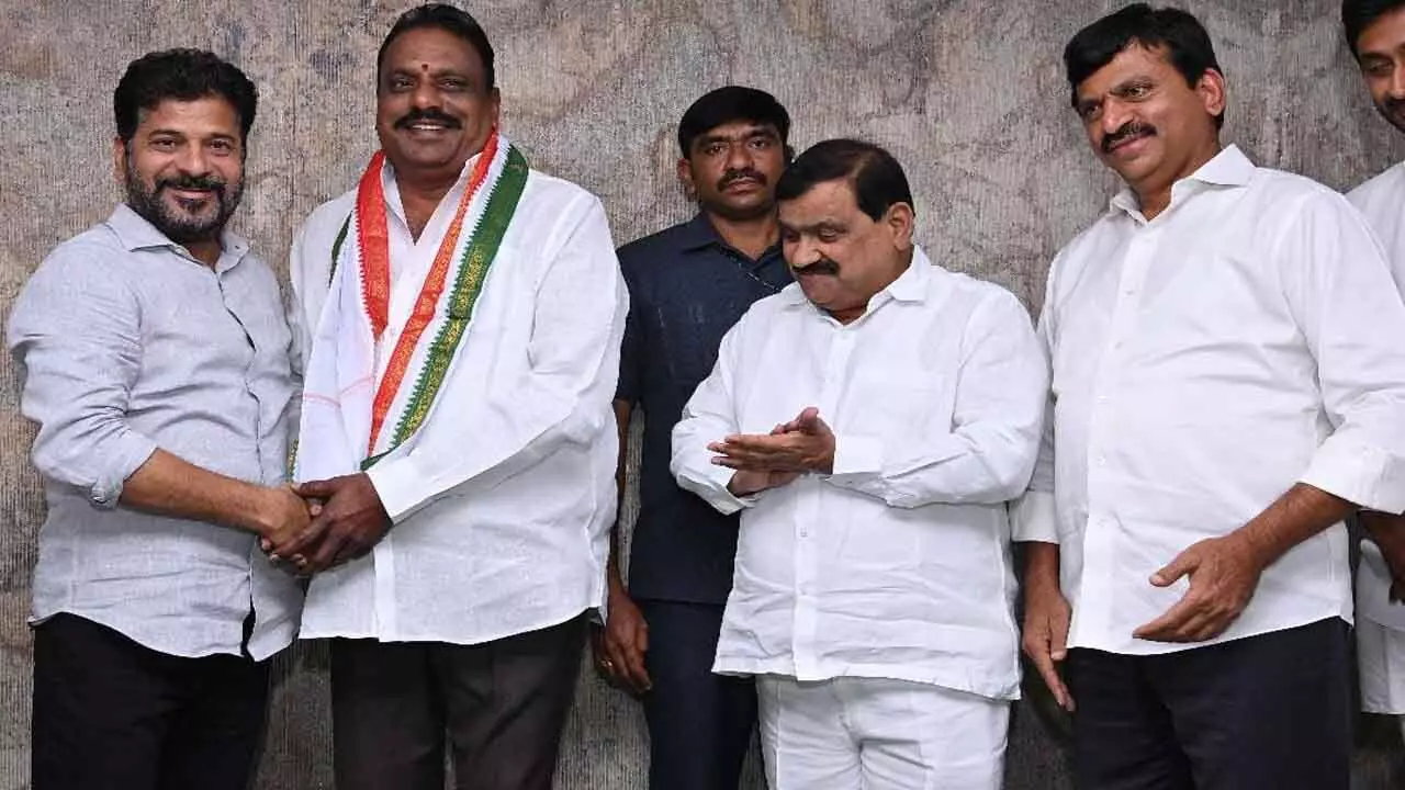 MLA Prakash Goud : కాంగ్రెస్లో చేరిన బీఆర్ఎస్ ఎమ్మెల్యే ప్రకాష్ గౌడ్.. నేడు మరొకరు..! MLA Prakash Goud : కాంగ్రెస్లో చేరిన బీఆర్ఎస్ ఎమ్మెల్యే ప్రకాష్ గౌడ్.. నేడు మరొకరు..!