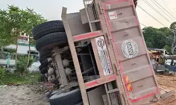 Accident : గుడిసెలోకి దూసుకెళ్లిన లారీ.. న‌లుగురు దుర్మ‌ర‌ణం