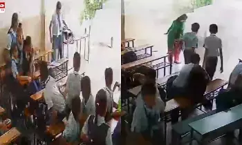Gujarat Viral video : గుజరాత్లో చూస్తుండగానే స్కూల్ గోడ కూలింది.... భయభ్రాంతులైన విద్యార్థులు Gujarat Viral video : గుజరాత్లో చూస్తుండగానే స్కూల్ గోడ కూలింది.... భయభ్రాంతులైన విద్యార్థులు