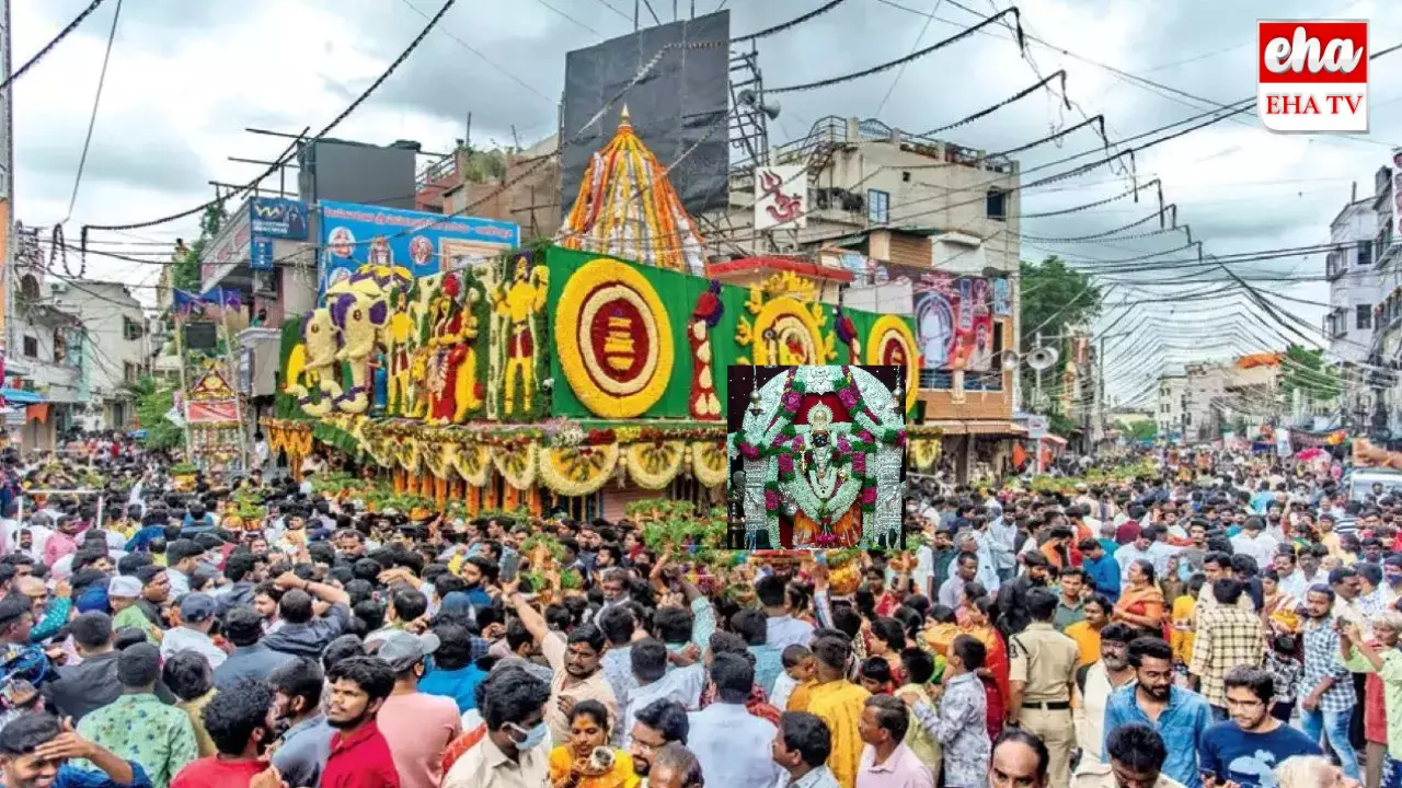 Lal Darwaza Bonalu : భక్తులతో కిటకిటలాడుతోన్న సింహవాహిని అమ్మవారి ఆలయం Lal Darwaza Bonalu : భక్తులతో కిటకిటలాడుతోన్న సింహవాహిని అమ్మవారి ఆలయం