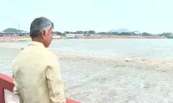 Chandrababu : కాన్వాయ్ ఆపి.. కృష్ణమ్మ పరవళ్లను తిలకించిన సీఎం..! Chandrababu : కాన్వాయ్ ఆపి.. కృష్ణమ్మ పరవళ్లను తిలకించిన సీఎం..!