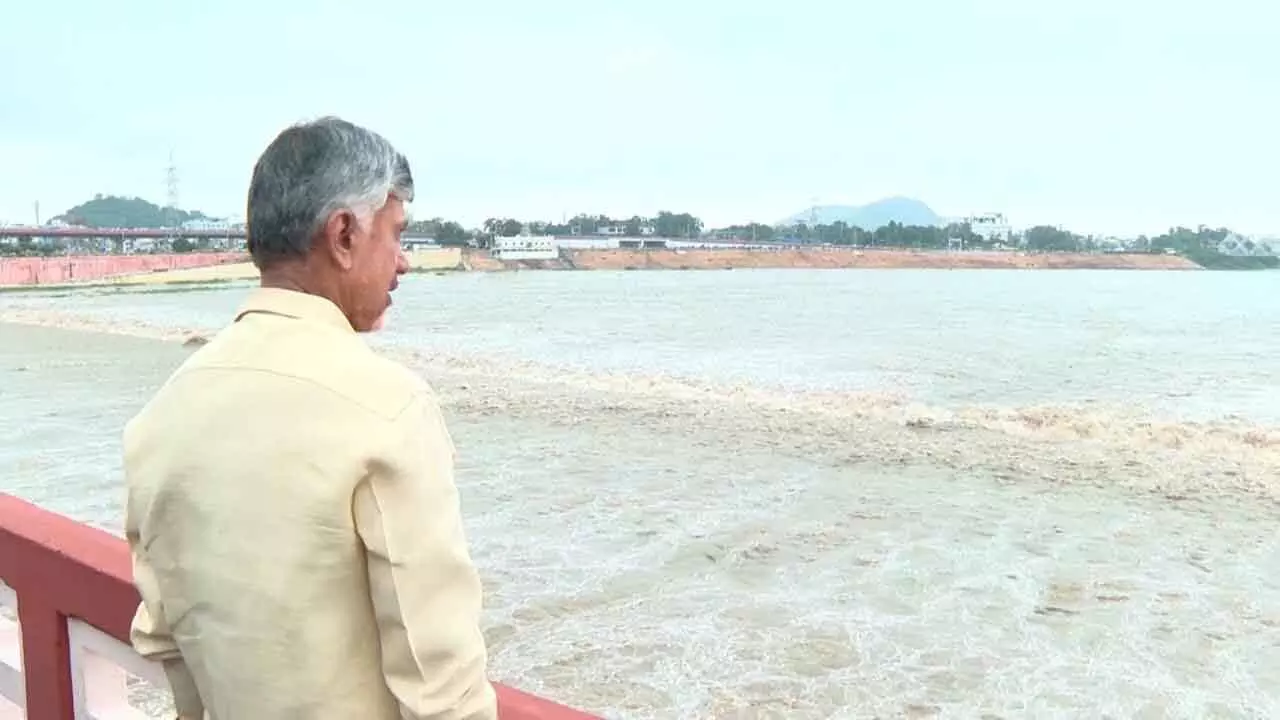 Chandrababu : కాన్వాయ్ ఆపి.. కృష్ణమ్మ పరవళ్లను తిలకించిన సీఎం..! Chandrababu : కాన్వాయ్ ఆపి.. కృష్ణమ్మ పరవళ్లను తిలకించిన సీఎం..!