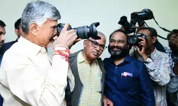 Chandrababu : కెమెరా చేతపట్టి ఫోటోలు తీసిన చంద్రబాబు Chandrababu : కెమెరా చేతపట్టి ఫోటోలు తీసిన చంద్రబాబు