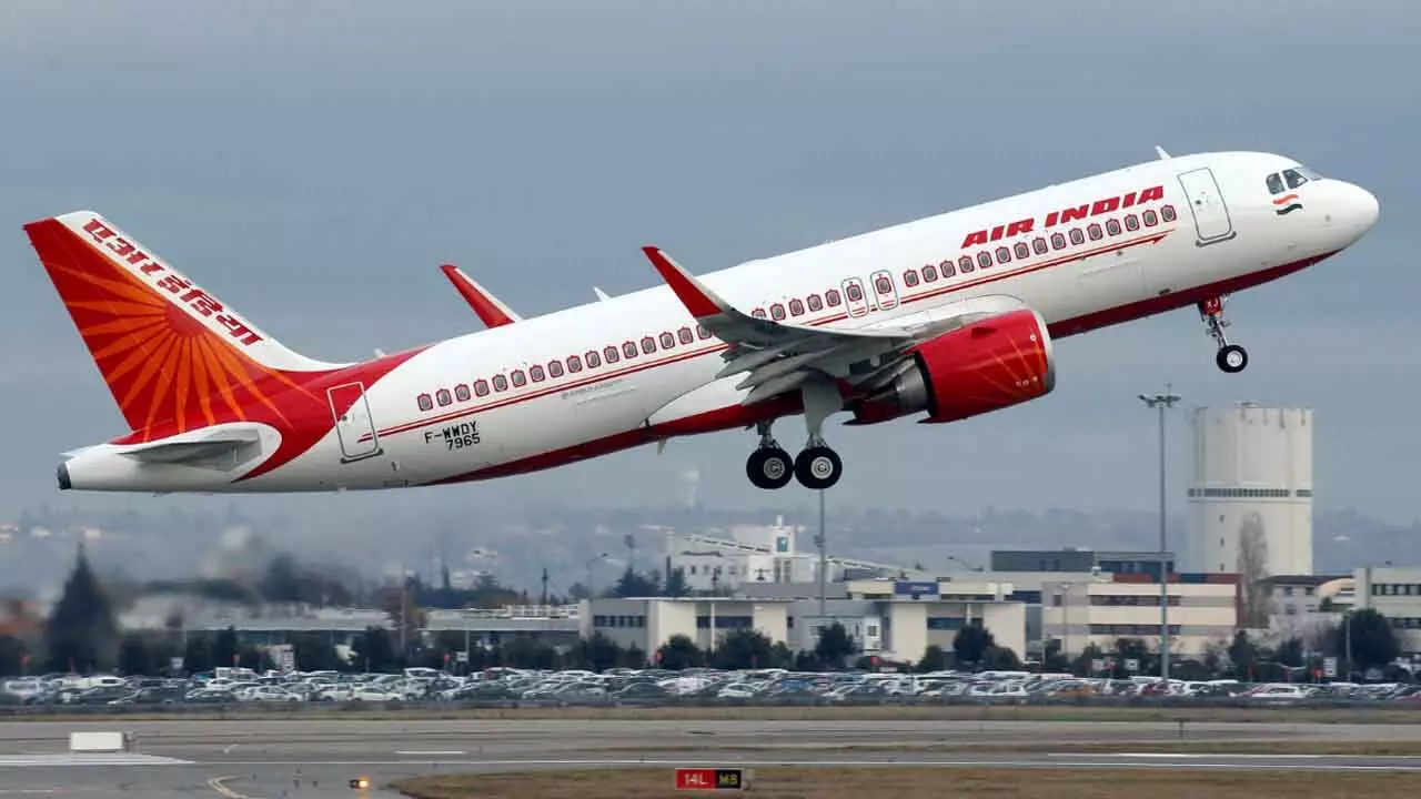 Air India : ఎయిరిండియా విమానానికి బాంబు బెదిరింపు.. ఎయిర్ పోర్టులో ఎమర్జెన్సీ ప్రకటన Air India : ఎయిరిండియా విమానానికి బాంబు బెదిరింపు.. ఎయిర్ పోర్టులో ఎమర్జెన్సీ ప్రకటన