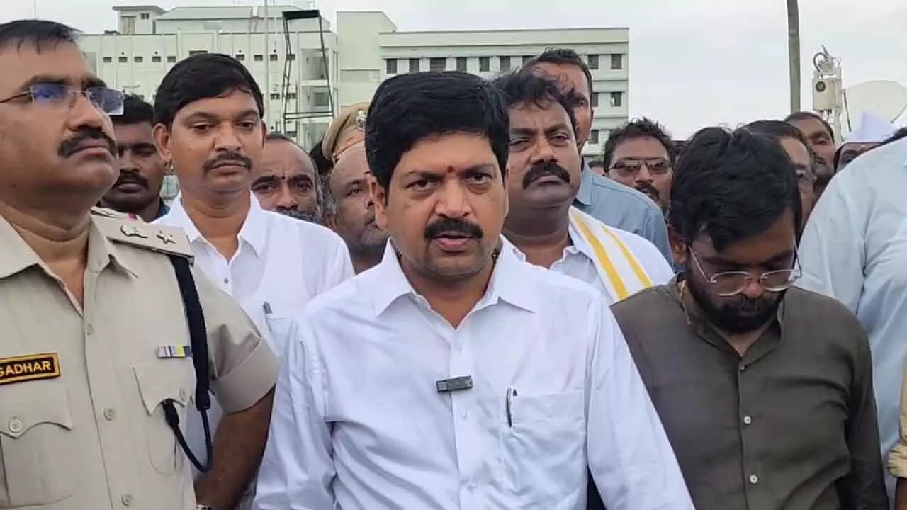 Minister Kollu Ravindra : గుడ్లవల్లేరు ఘటన బాధాకరం.. అనుమానాలున్న మాట నిజమే Minister Kollu Ravindra : గుడ్లవల్లేరు ఘటన బాధాకరం.. అనుమానాలున్న మాట నిజమే