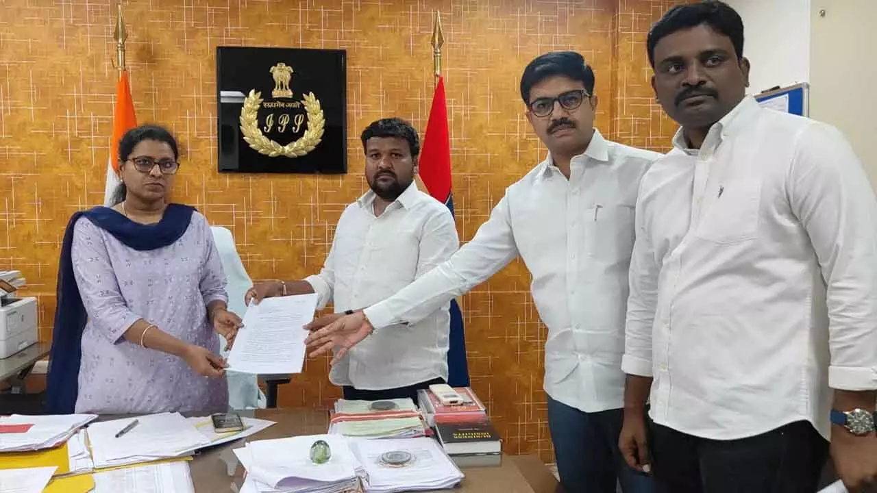 BRS : ఎమ్మెల్సీ కవితపై దుష్ప్రచారం..సైబర్ క్రైమ్ పోలీసులకు బీఆర్ఎస్ ఫిర్యాదు BRS : ఎమ్మెల్సీ కవితపై దుష్ప్రచారం..సైబర్ క్రైమ్ పోలీసులకు బీఆర్ఎస్ ఫిర్యాదు