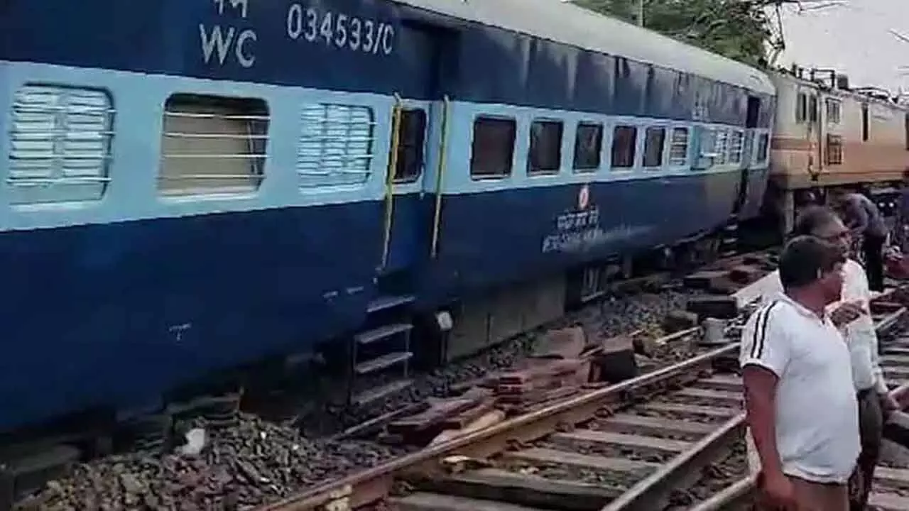 Indore-Jabalpur Express : పట్టాలు తప్పిన ఎక్స్ప్రెస్ రైలు Indore-Jabalpur Express : పట్టాలు తప్పిన ఎక్స్ప్రెస్ రైలు
