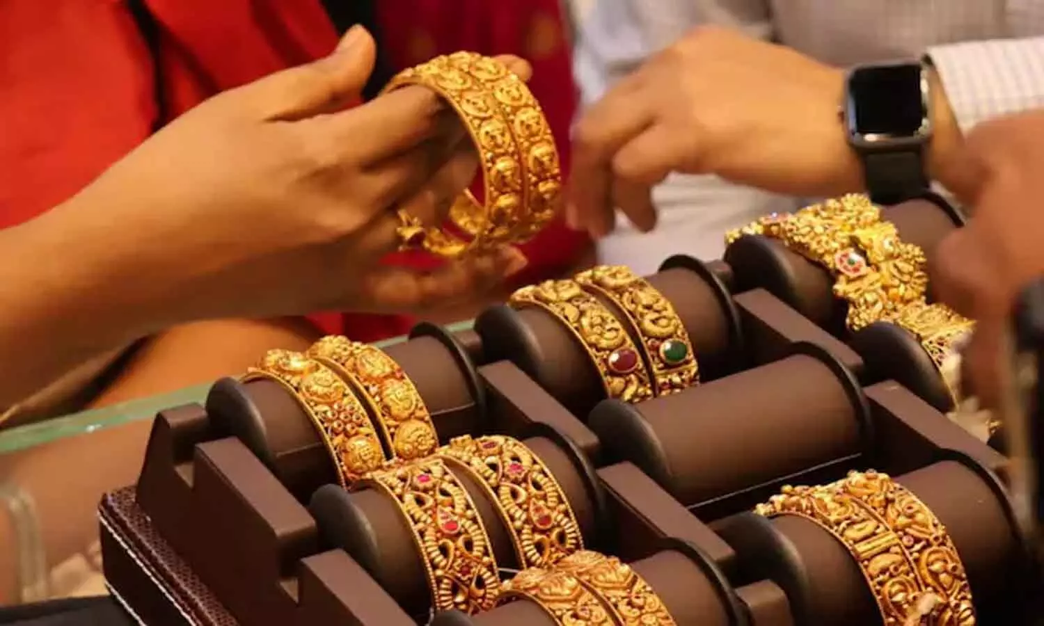 Gold Price : తగ్గిన బంగారం ధరలు.. స్థిరంగా వెండి రేటు Gold Price : తగ్గిన బంగారం ధరలు.. స్థిరంగా వెండి రేటు