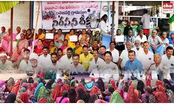 Villagers Protest Gram Panchayat :   కాంగ్రెస్ ఎమ్మెల్యే సొంత గ్రామం‌లో కాంగ్రెస్ నాయకులను ఉరికించిన గిరిజనులు