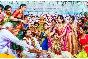 Marriage Traditions : పెళ్ళిలో ఖర్చు ఆడపిల్ల తండ్రి ఎందుకు పెట్టుకుంటాడు? Marriage Traditions : పెళ్ళిలో ఖర్చు ఆడపిల్ల తండ్రి ఎందుకు పెట్టుకుంటాడు?
