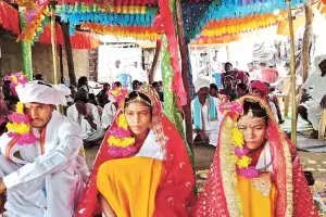 young man married two young women: ఒకే మండపంలో ఇద్దరు యువతులను పెళ్లి చేసుకున్న యువకుడు young man married two young women: ఒకే మండపంలో ఇద్దరు యువతులను పెళ్లి చేసుకున్న యువకుడు