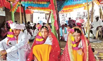 young man married two young women: ఒకే మండపంలో ఇద్దరు యువతులను పెళ్లి చేసుకున్న యువకుడు young man married two young women: ఒకే మండపంలో ఇద్దరు యువతులను పెళ్లి చేసుకున్న యువకుడు