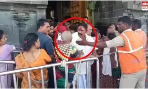 Tirumala : తిరుమలలో అపశ్రుతి .. క్యూ లైన్ లో కొట్టుకున్న భక్తులు Tirumala : తిరుమలలో అపశ్రుతి .. క్యూ లైన్ లో కొట్టుకున్న భక్తులు