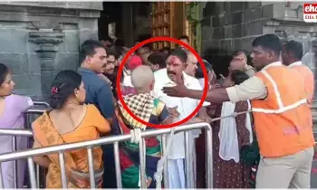 Tirumala : తిరుమలలో అపశ్రుతి .. క్యూ లైన్ లో కొట్టుకున్న భక్తులు Tirumala : తిరుమలలో అపశ్రుతి .. క్యూ లైన్ లో కొట్టుకున్న భక్తులు