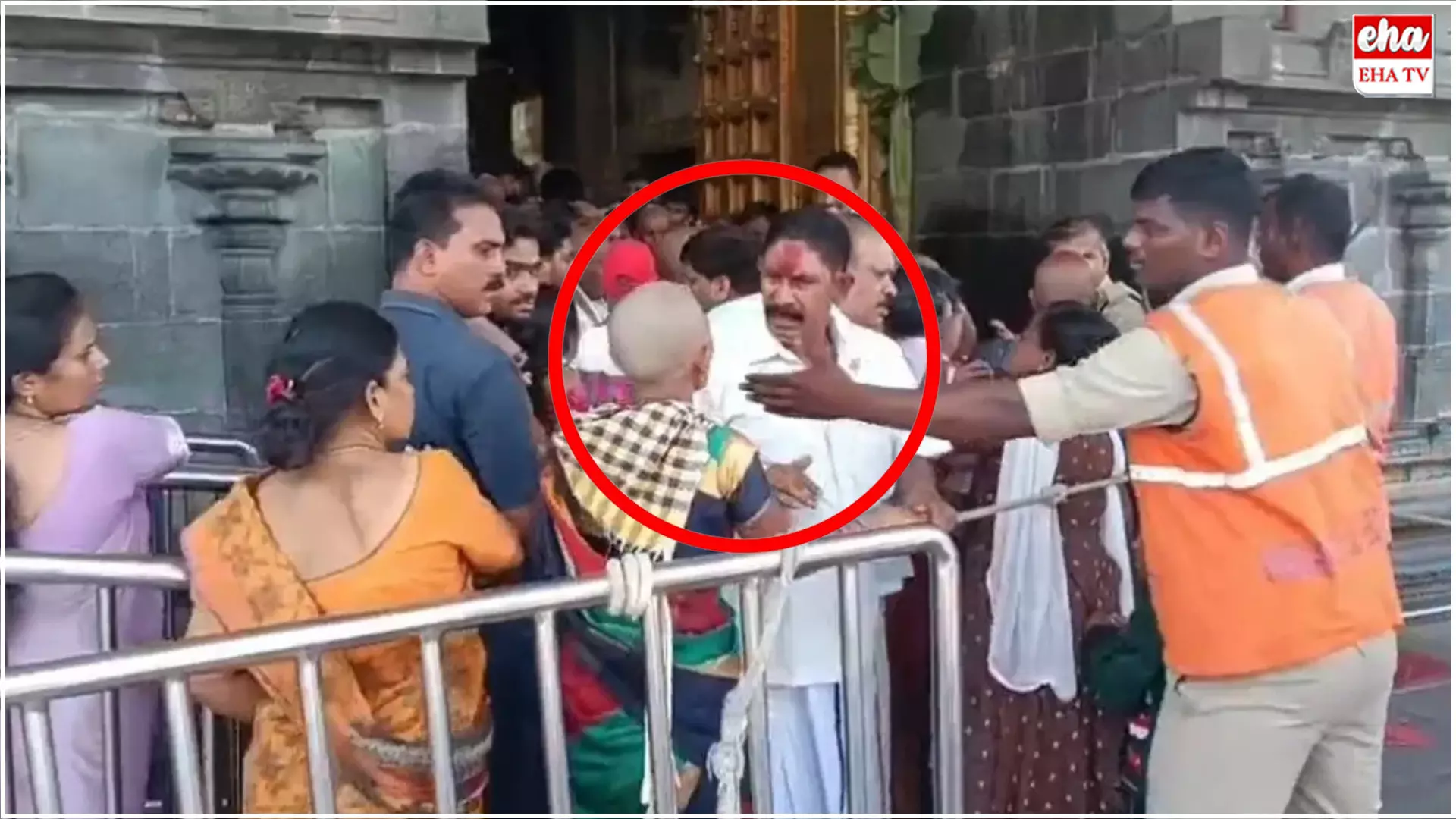 Tirumala : తిరుమలలో అపశ్రుతి .. క్యూ లైన్ లో కొట్టుకున్న భక్తులు Tirumala : తిరుమలలో అపశ్రుతి .. క్యూ లైన్ లో కొట్టుకున్న భక్తులు