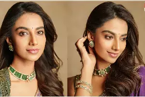 Meenakshi Chaudhary : సాంప్రదాయ చీరకట్టులో మెరిసిపోతున్న మీనాక్షి చౌదరి Meenakshi Chaudhary : సాంప్రదాయ చీరకట్టులో మెరిసిపోతున్న మీనాక్షి చౌదరి