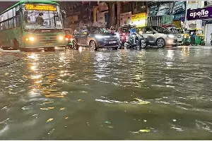 Heavy Rainfall : బెంగళూరులో ఈ సీజన్లోనే అతిపెద్ద వర్ష పాతం నమోదు Heavy Rainfall : బెంగళూరులో ఈ సీజన్లోనే అతిపెద్ద వర్ష పాతం నమోదు