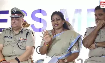 Home Minister Anitha : దళితులపై పోలీస్ టార్చర్ని సమర్థించిన హోమంత్రి అనిత Home Minister Anitha : దళితులపై పోలీస్ టార్చర్ని సమర్థించిన హోమంత్రి అనిత