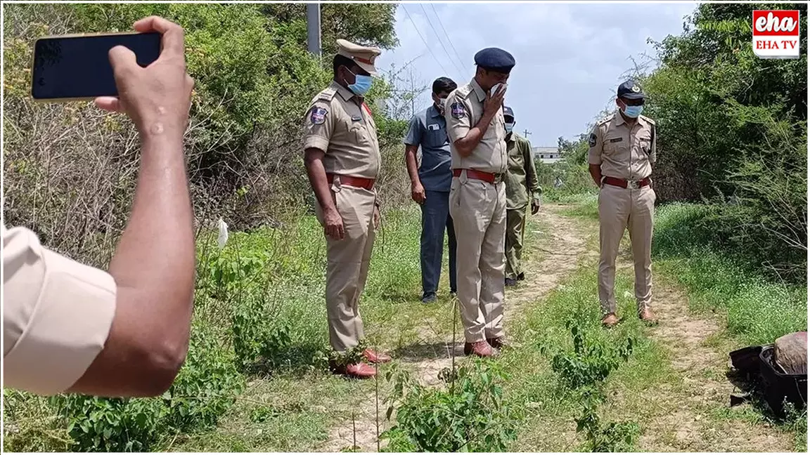Hyderabad Horror : హైదరాబాద్లో దారుణం.. ట్రావెల్ బ్యాగ్లో మహిళ మృతదేహం Hyderabad Horror : హైదరాబాద్లో దారుణం.. ట్రావెల్ బ్యాగ్లో మహిళ మృతదేహం