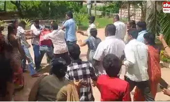 Love Couple Attacked : పోలీస్ స్టేషన్ ఆవరణలో ప్రేమ జంటపై దాడి Love Couple Attacked : పోలీస్ స్టేషన్ ఆవరణలో ప్రేమ జంటపై దాడి