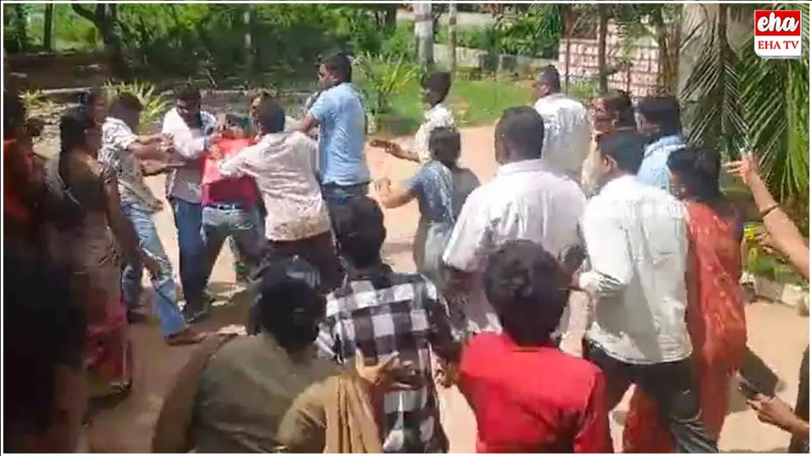 Love Couple Attacked  : పోలీస్ స్టేషన్ ఆవరణలో ప్రేమ జంటపై దాడి