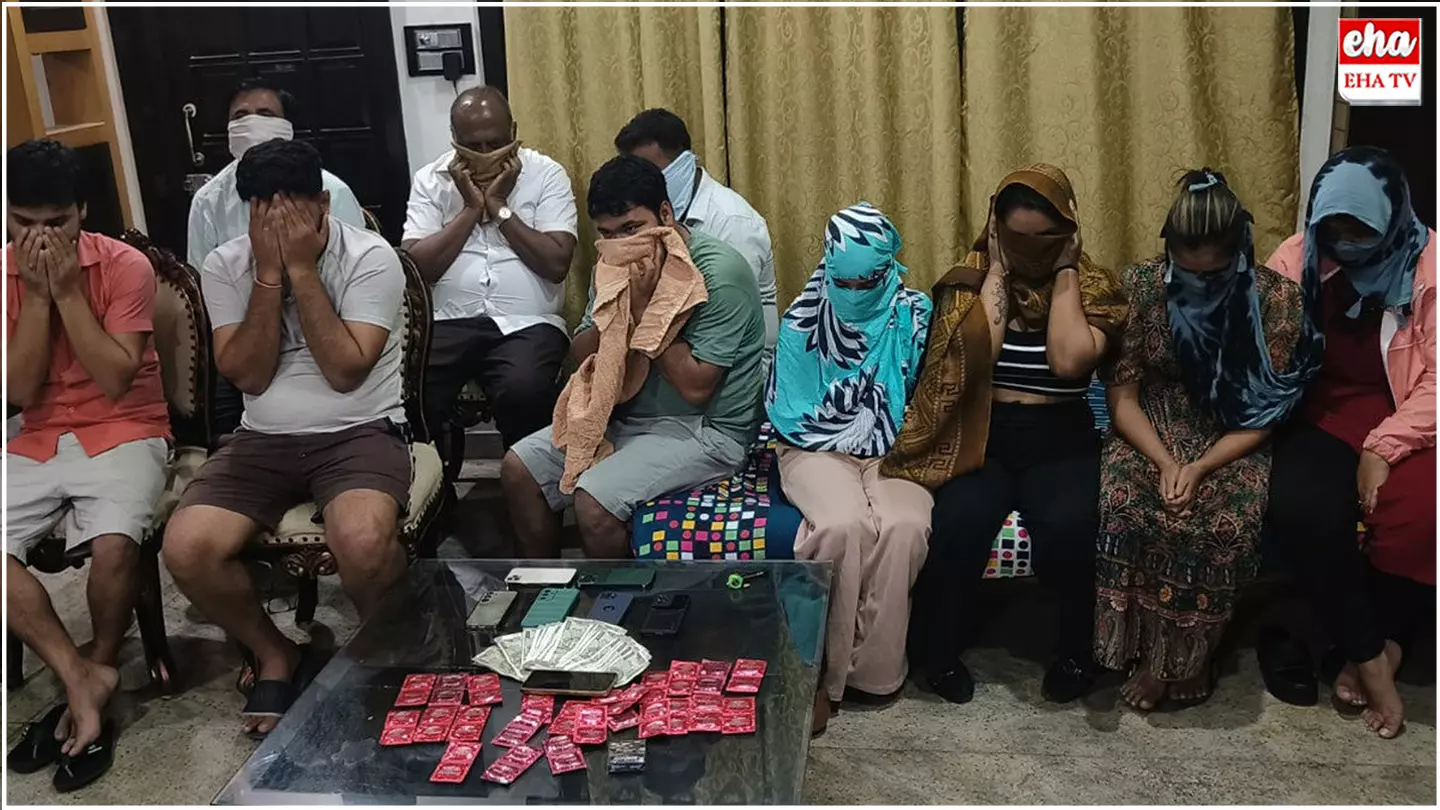 Sex Racket Busted : బంజారాహిల్స్ పట్టపగలే వ్యభిచారం.. ముఠా గుట్టు రట్టు..! Sex Racket Busted : బంజారాహిల్స్ పట్టపగలే వ్యభిచారం.. ముఠా గుట్టు రట్టు..!