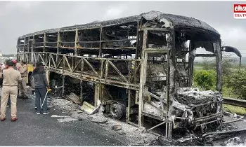 Bus Accident In Kurnool : కర్నూలులో ఇద్దరు పసిపాపలు సహా ఒకే కుటుంబానికి చెందిన నలుగురు మృతి..! Bus Accident In Kurnool : కర్నూలులో ఇద్దరు పసిపాపలు సహా ఒకే కుటుంబానికి చెందిన నలుగురు మృతి..!