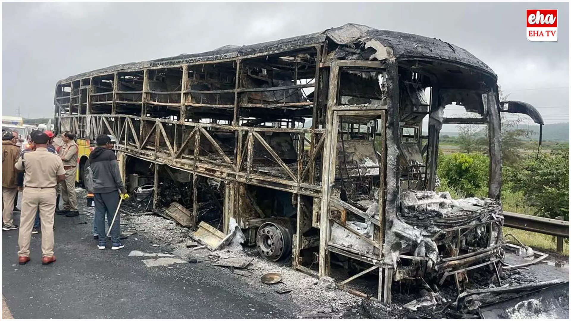 Bus Accident In Kurnool : కర్నూలులో ఇద్దరు పసిపాపలు సహా ఒకే కుటుంబానికి చెందిన నలుగురు మృతి..! Bus Accident In Kurnool : కర్నూలులో ఇద్దరు పసిపాపలు సహా ఒకే కుటుంబానికి చెందిన నలుగురు మృతి..!