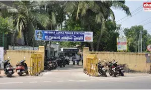 Vijayawada : ఒంటరి యువతి.. ఆదుకున్న ఆటో డ్రైవర్లు..!