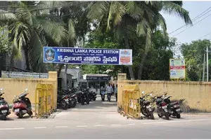 Vijayawada : ఒంటరి యువతి.. ఆదుకున్న ఆటో డ్రైవర్లు..!