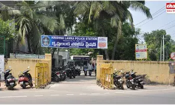 Vijayawada : ఒంటరి యువతి.. ఆదుకున్న ఆటో డ్రైవర్లు..!