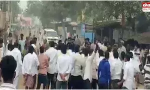 TDP vs YSRCP :  న్యూ ఇయర్ వేడుకల్లో టీడీపీ VS వైసీపీ : అనంతపురం జిల్లాలో రాళ్ల దాడి