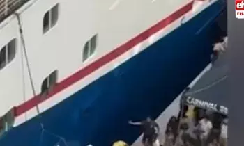 Mother Jumps into Sea: బిడ్డ కోసం సముద్రంలోకి దూకిన తల్లి.. వీడియో వైరల్..!