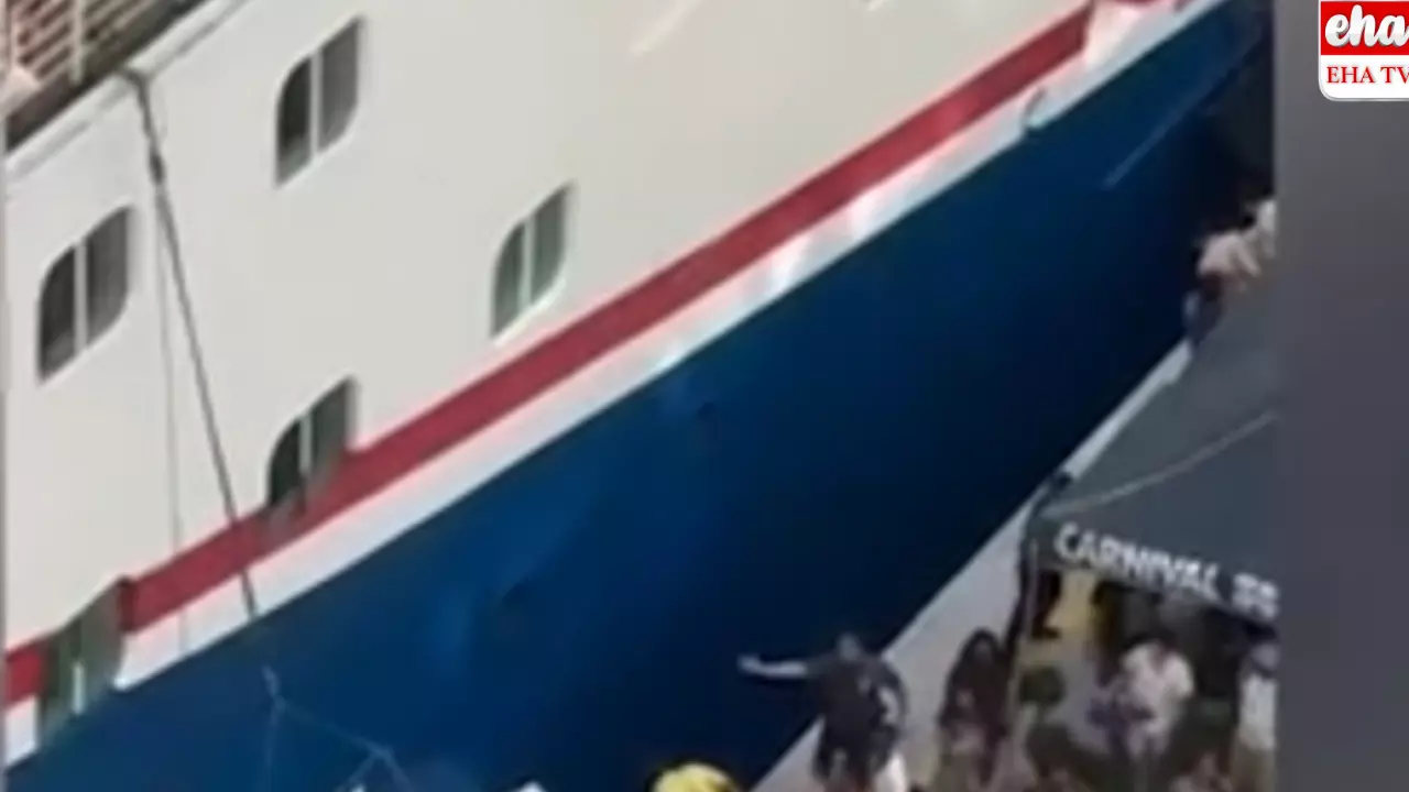 Mother Jumps into Sea: బిడ్డ కోసం సముద్రంలోకి దూకిన తల్లి.. వీడియో వైరల్..! Mother Jumps into Sea: బిడ్డ కోసం సముద్రంలోకి దూకిన తల్లి.. వీడియో వైరల్..!