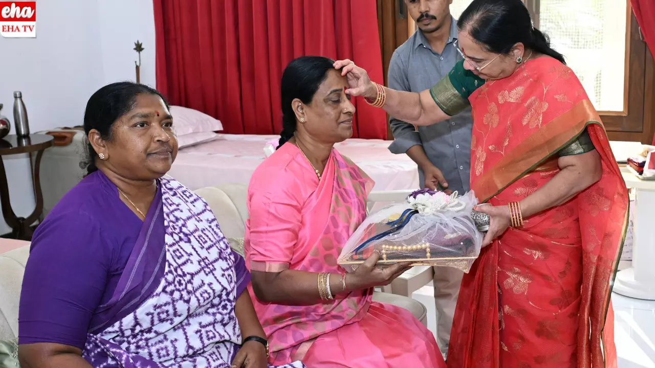 KCR-Lady Minsisters: రాజకీయ ప్రత్యర్థుల మధ్య సంప్రదాయ గౌరవం: కేసీఆర్ నివాసంలో మంత్రుల భేటీపై ప్రత్యేక విశ్లేషణ KCR-Lady Minsisters: రాజకీయ ప్రత్యర్థుల మధ్య సంప్రదాయ గౌరవం: కేసీఆర్ నివాసంలో మంత్రుల భేటీపై ప్రత్యేక విశ్లేషణ