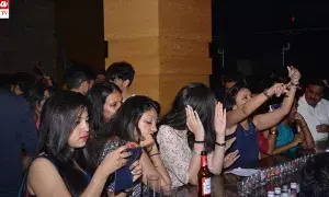 Pub Girls: పబ్‌లో యువతులకు గాలం.. కోరిక తీర్చుకుంటాడు.. డబ్బులు గుంజుతాడు..!