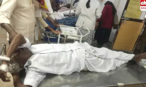 An elderly man attempted: పండగ నాడు చంద్రబాబు ఇంటి ఎదుట వృద్ధుడు ఆత్మహత్యాయత్నం..!