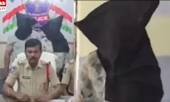 Wife Attracts Men..: మగవాళ్లను ఆకర్షిస్తుంది భార్య..! భార్య రంకుపనులను వీడియో తీస్తాడు భర్త..! వీడియోలతో బ్లాక్మెయిల్..!