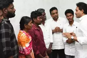 YS Jagan Meets Saalman Family: వైఎస్ జగన్‌ను కలిసిన సాల్మన్‌ కుటుంబం.. పిన్నెల్లి గ్రామస్తులు..!