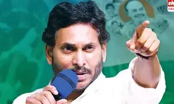 Jagans key announcement: పాదయాత్రపై జగన్‌ కీలక ప్రకటన.. ఏడాదిన్నర పాటు పాదయాత్ర..!