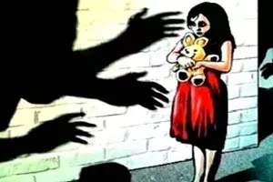 Vijayawada Gril: చిన్నారిపై కన్న తండ్రి ఓ వైపు, మేనమామ మరోవైపు... లైంగిక వేధింపులు భరించలేక బాలిక..! Vijayawada Gril: చిన్నారిపై కన్న తండ్రి ఓ వైపు, మేనమామ మరోవైపు... లైంగిక వేధింపులు భరించలేక బాలిక..!