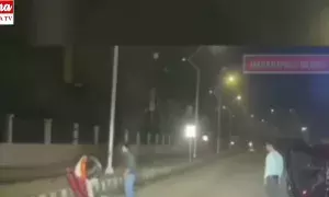 Son Kicked Father: కన్న తండ్రిని కారులో నుంచి దించి, రోడ్డుమీద వదిలేసి, గట్టిగా తన్ని వెళ్లిపోయిన కొడుకు Son Kicked Father: కన్న తండ్రిని కారులో నుంచి దించి, రోడ్డుమీద వదిలేసి, గట్టిగా తన్ని వెళ్లిపోయిన కొడుకు