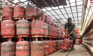 Cylinder price: సిలిండర్‌ ధర రూ.6 వేలు..! గ్యాస్ వినియోగదారులకు కేంద్రం మరో షాక్..!